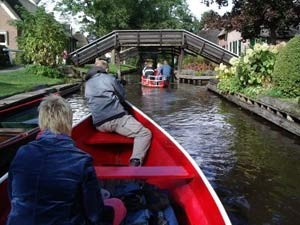 Varen met een fluisterbootje in Giethoorn